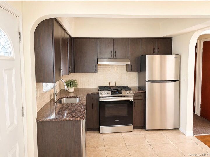 Property Photo:  