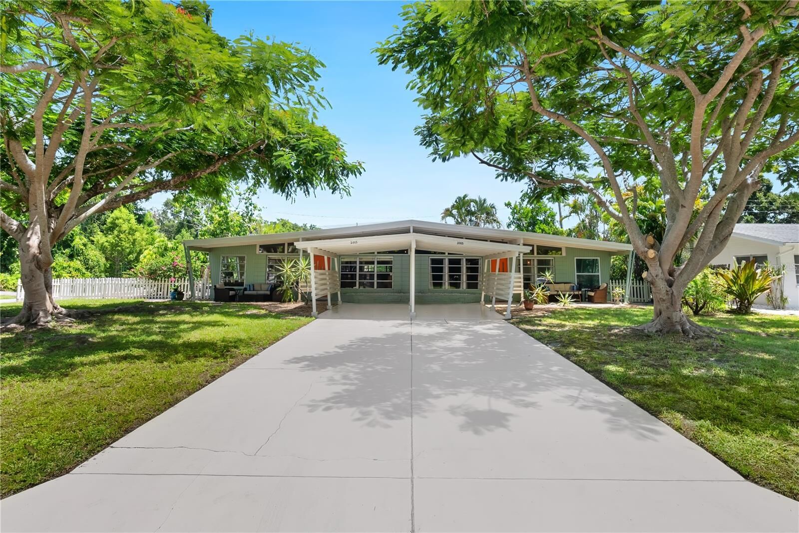 Property Photo: 2005 Tetlow Place FL 34239
