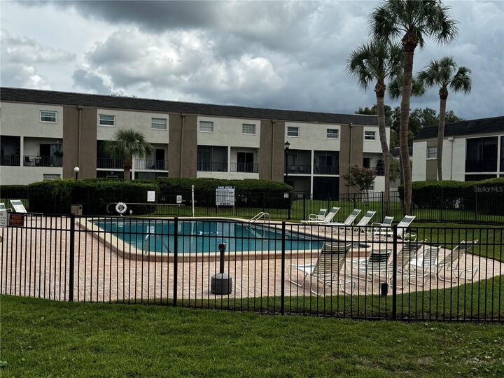 Property Photo: 706 Oakgrove Drive 114 FL 33510