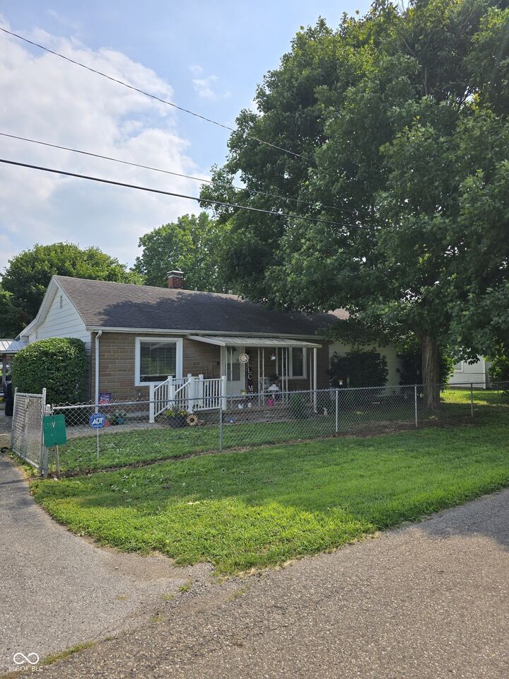Property Photo: 1121 W Washington Avenue IN 46176