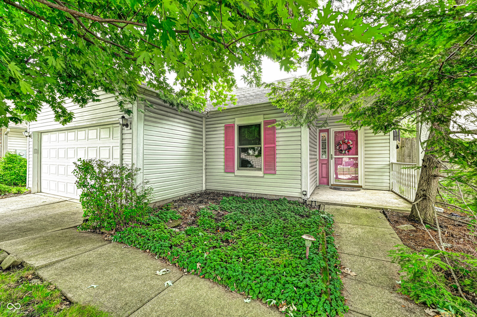 Property Photo:  40 Ashwood Circle  IN 46112 