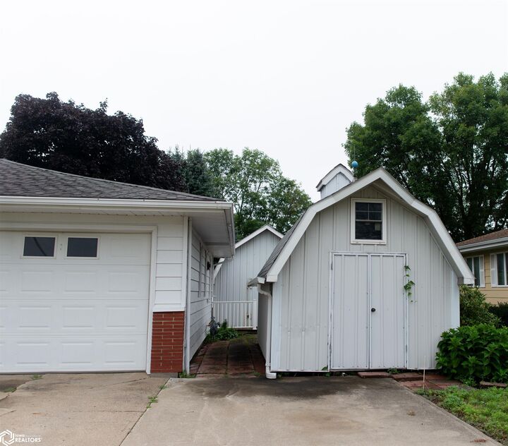 Property Photo: 706 NE 6th Street IA 50849