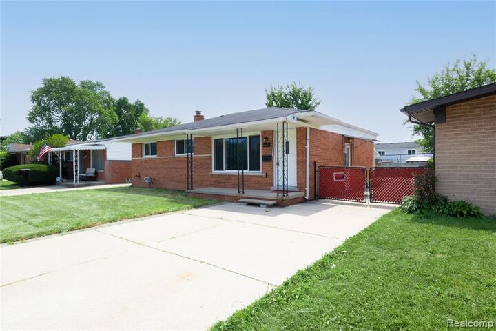 Property Photo: 1575 W 13 Mile Road MI 48071 2042