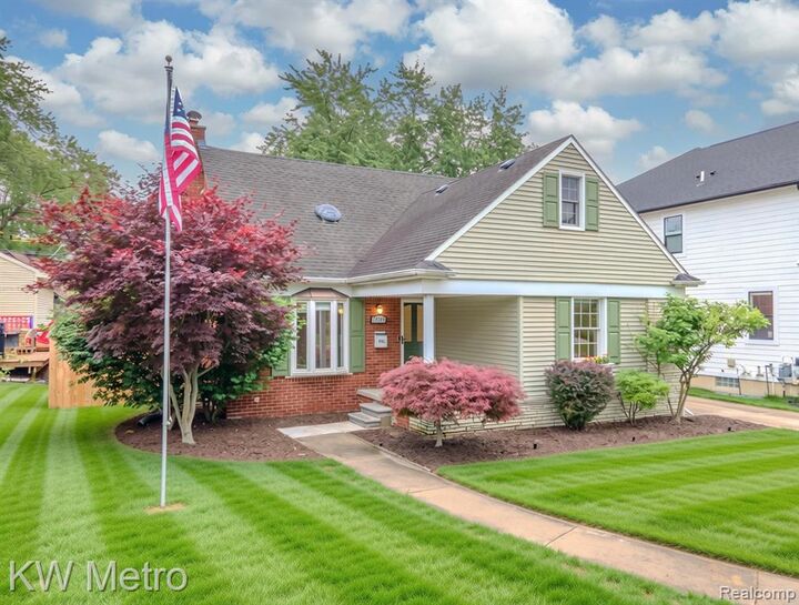 Property Photo: 2120 Vinsetta Boulevard MI 48073 5023