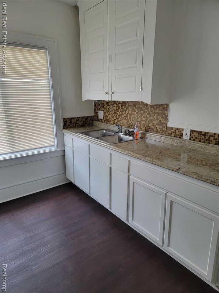 Property Photo: 43 W Charlotte Street 2 MI 48229 1926