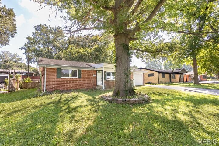 Property Photo:  916 Peony Drive  IL 62220 