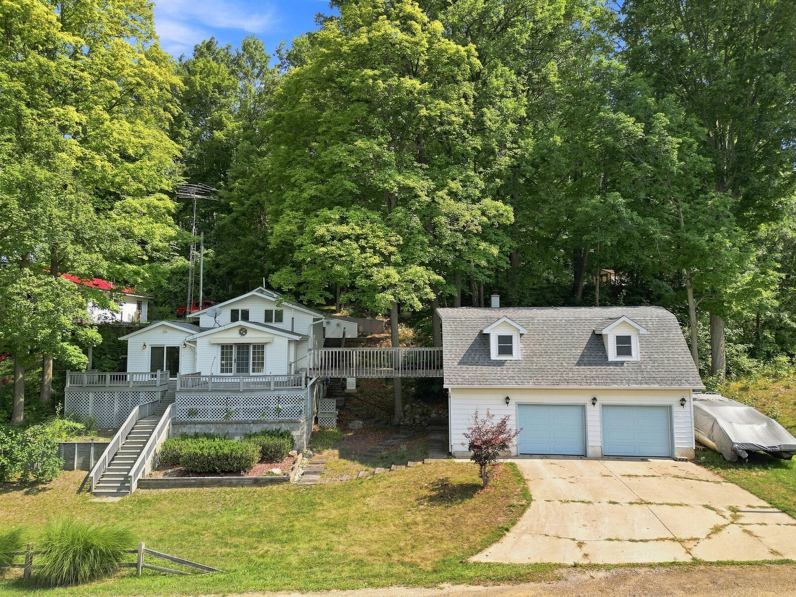 Property Photo: 18934 Hillview Boulevard MI 49305