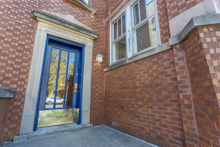 Property Photo:  5325 W Montrose Avenue 2  IL 60641 