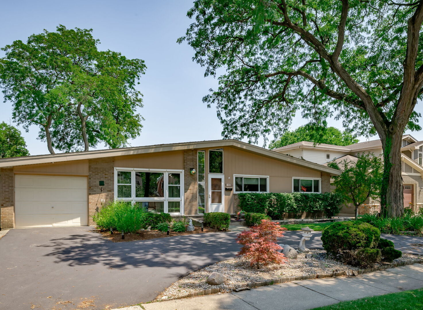 Property Photo: 295 S Poplar Avenue IL 60126