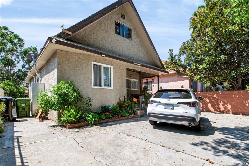 Property Photo:  1208 E 34th Street Los Angeles Ca  CA 90011 
