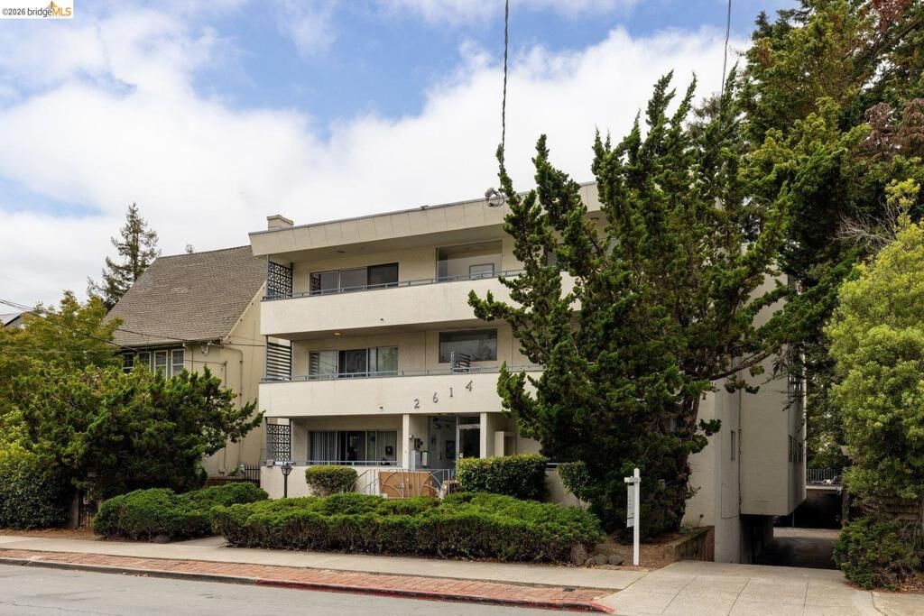 Property Photo: 2614 Warring St 9 CA 94704