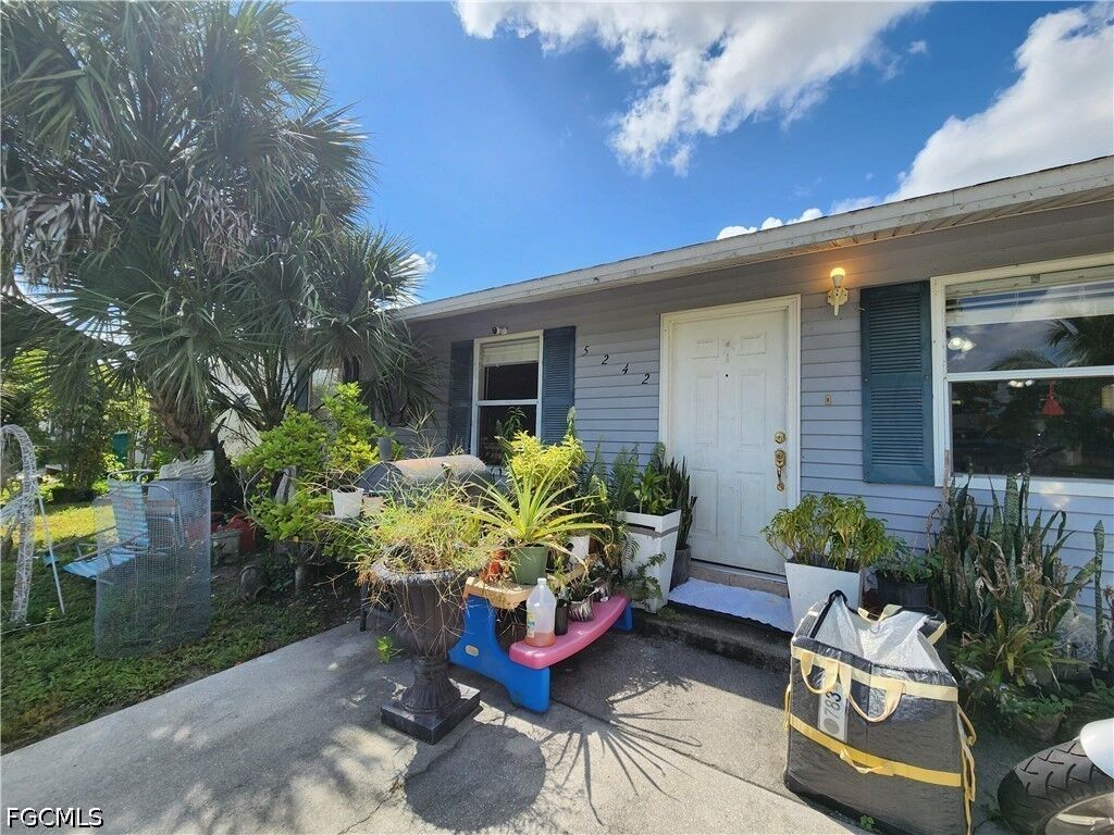 Property Photo: 5242 Texas Avenue FL 34113