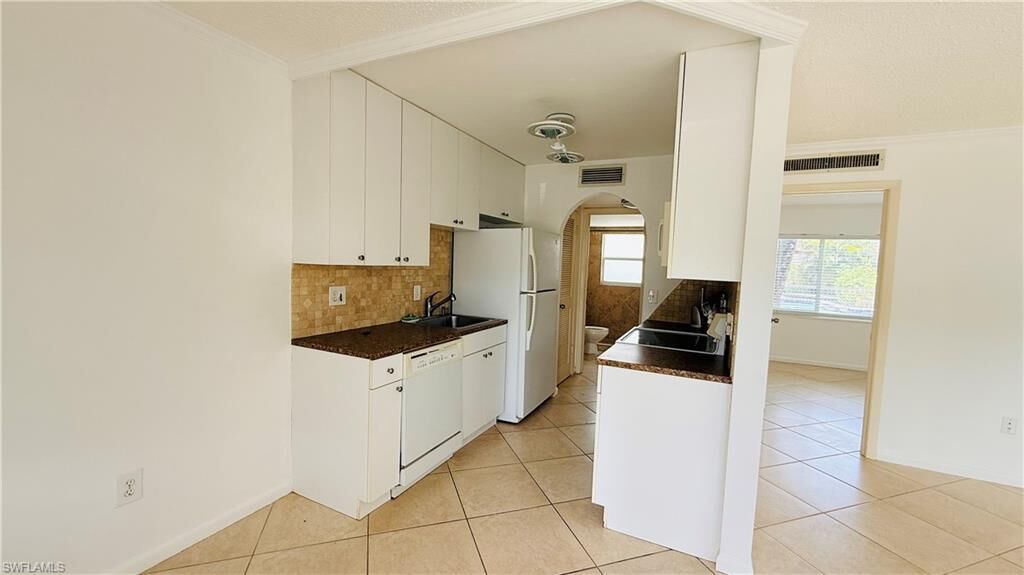 Property Photo:  3250 10th St N B2  FL 34103 