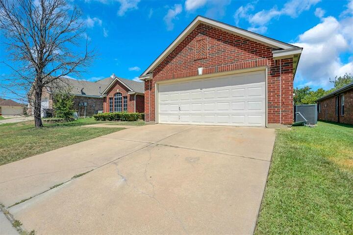 Property Photo: 117 Fort Edward Drive TX 76002