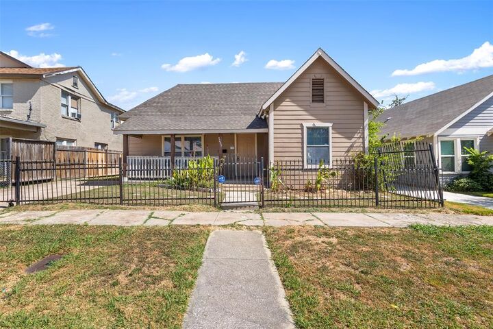 Property Photo: 1235 E Leuda Street TX 76104