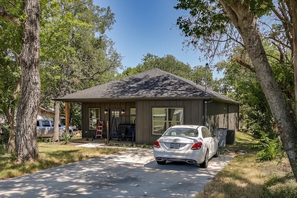 Property Photo: 305 W 5th Street TX 76064