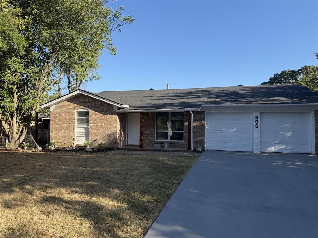 Property Photo: 806 S Atkerson Lane TX 76040