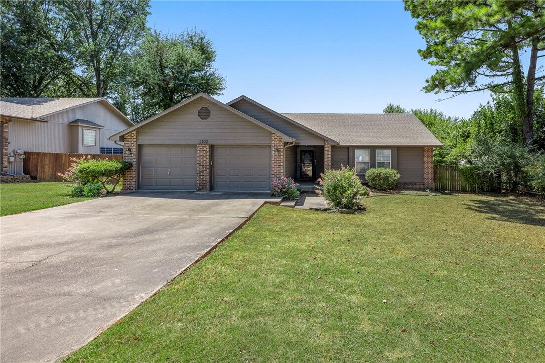 Property Photo:  1102 NE 2nd Street  AR 72712 
