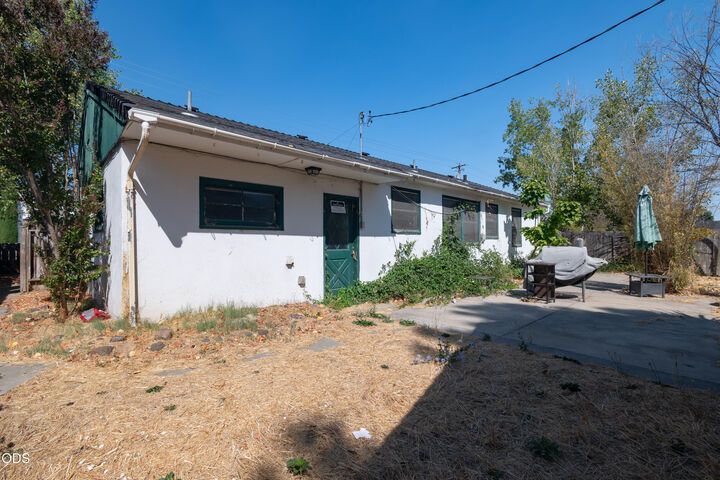 Property Photo:  795 Lozier Lane  OR 97501 