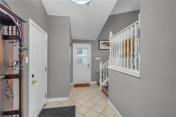 Property Photo: 5 Passmore Court ON N3S 7V3