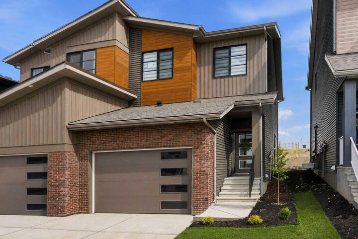 Property Photo: 55 Heritage Manor AB T4C 3K7