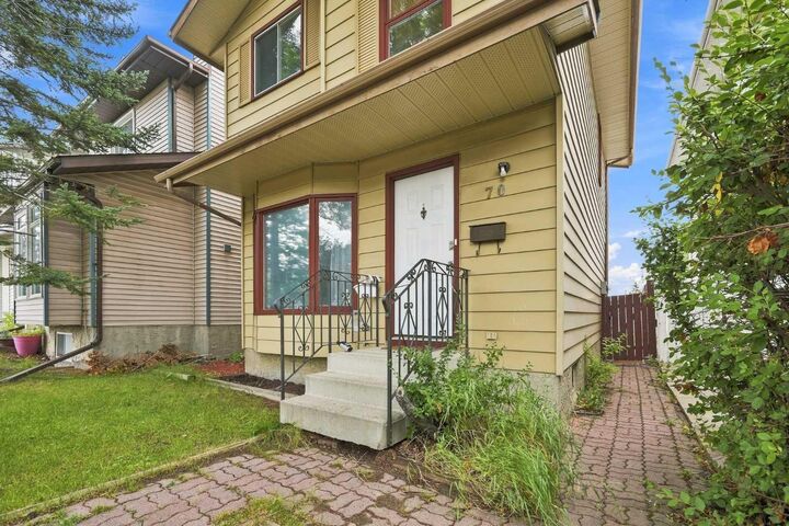 Property Photo: 70 Edgeburn Crescent AB T3A 4J3