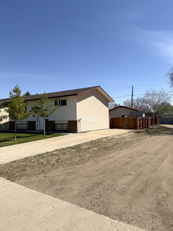 Property Photo: 1539 4 Avenue NE AB T1A 6C2