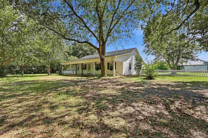 Property Photo: 2240 Riddle Rd FL 32533