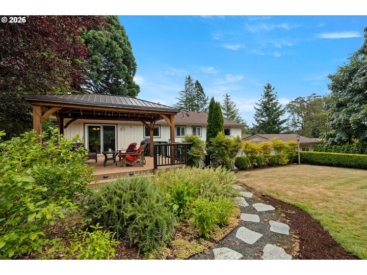 Property Photo:  5676 SE Hillwood Cir  OR 97267 