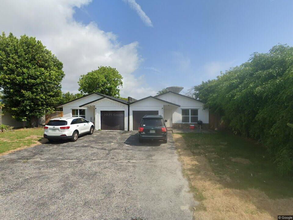 Property Photo: 313 SE 21st Avenue FL 33435