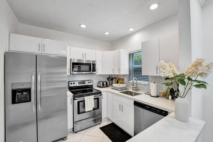 Property Photo: 1450 N Riverside Drive 103 FL 33062