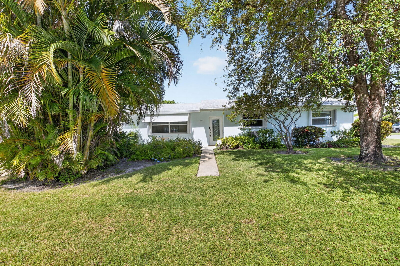 Property Photo:  1205 SW 1st Street  FL 33435 