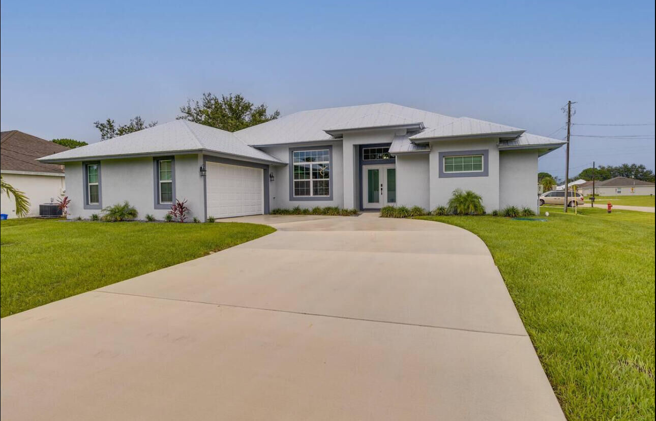 Property Photo: 1701 SW Cascade Road FL 34953