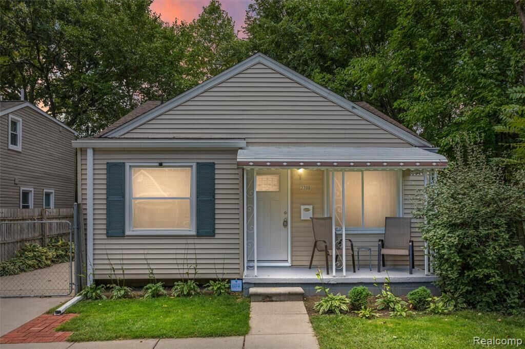 Property Photo:  2200 Guthrie Avenue  MI 48067 
