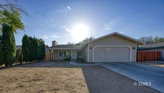 Property Photo:  621 Glen Ct  CA 93555 