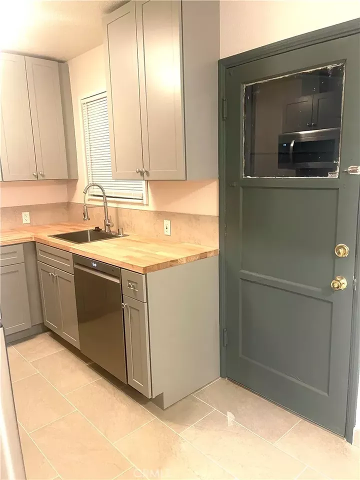 Property Photo:  5758 Vineland Avenue  CA 91601 