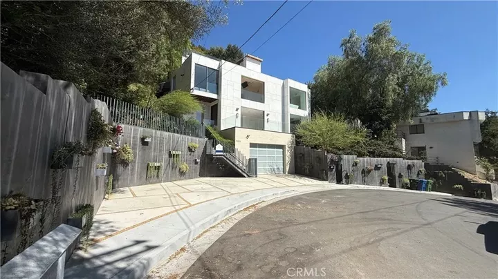 Property Photo:  3901 Avenida Del Sol  CA 91604 