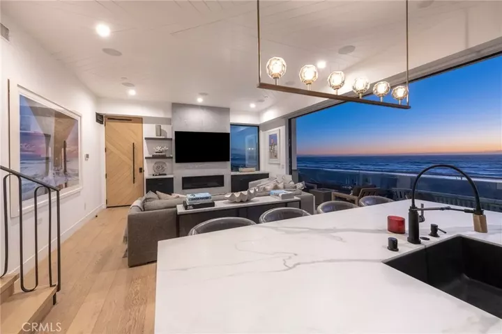 Property Photo: 2200 The Strand A CA 90266