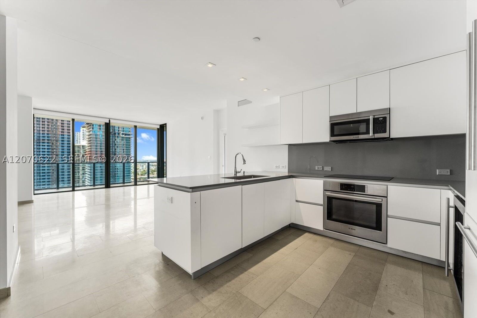 Property Photo:  68 SE 6th St 2304  FL 33131 