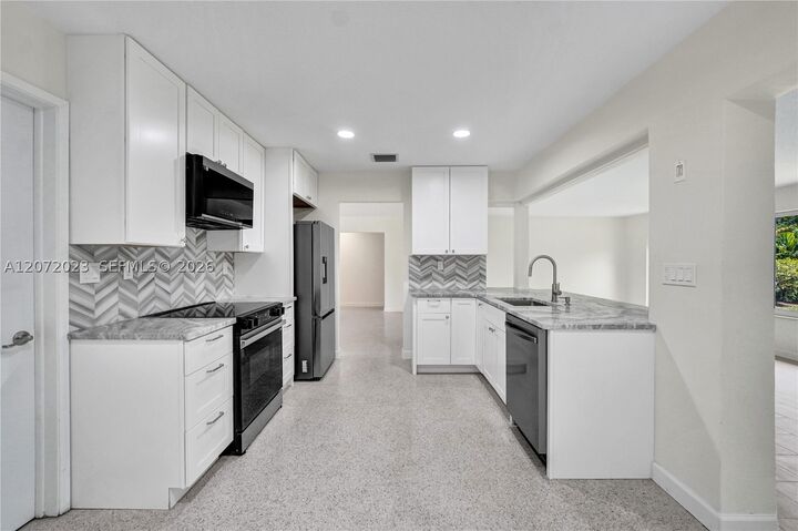 Property Photo:  1524 NE 37th St  FL 33334 