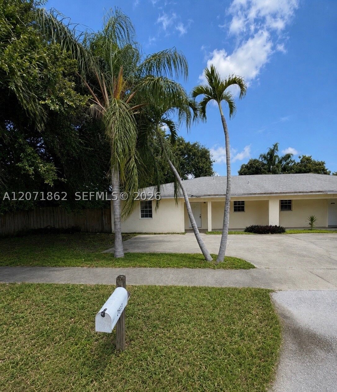 Property Photo: 2653 SW 51st St 1 FL 33312