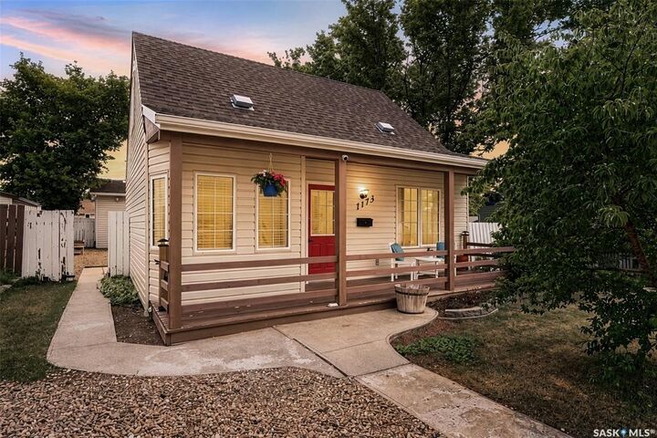 Property Photo:  1173 4th Avenue NE  SK S6H 1J2 