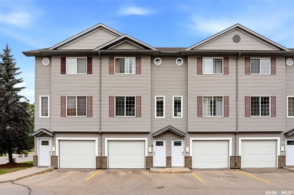 Property Photo:  3754 Cormorant Drive E  SK S4N 7R8 