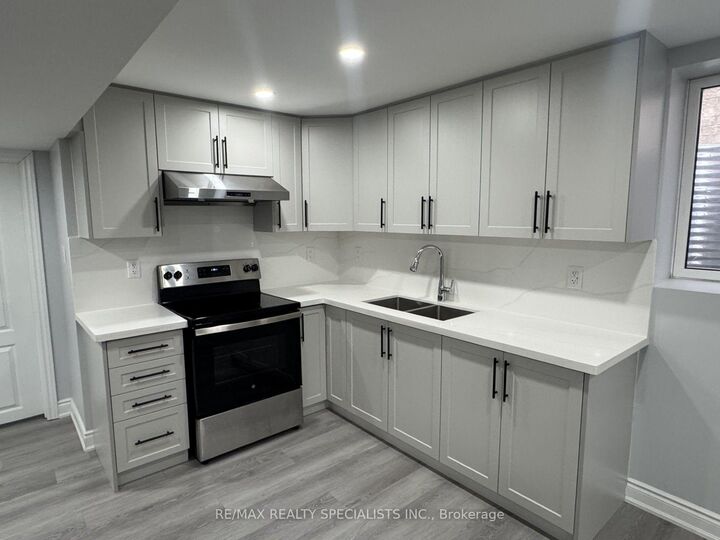 Property Photo:  33 Bluffwood(Basement) Crescent  ON L6P 2P3 