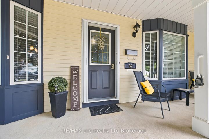 Property Photo:  32 Wilkins Crescent  ON N4G 5M6 