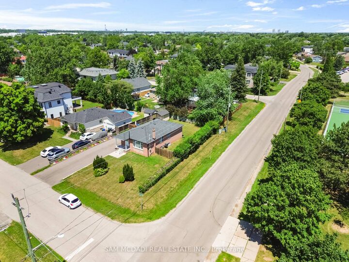 Property Photo:  544 Sandmere Place Upper  ON L6L 4G4 