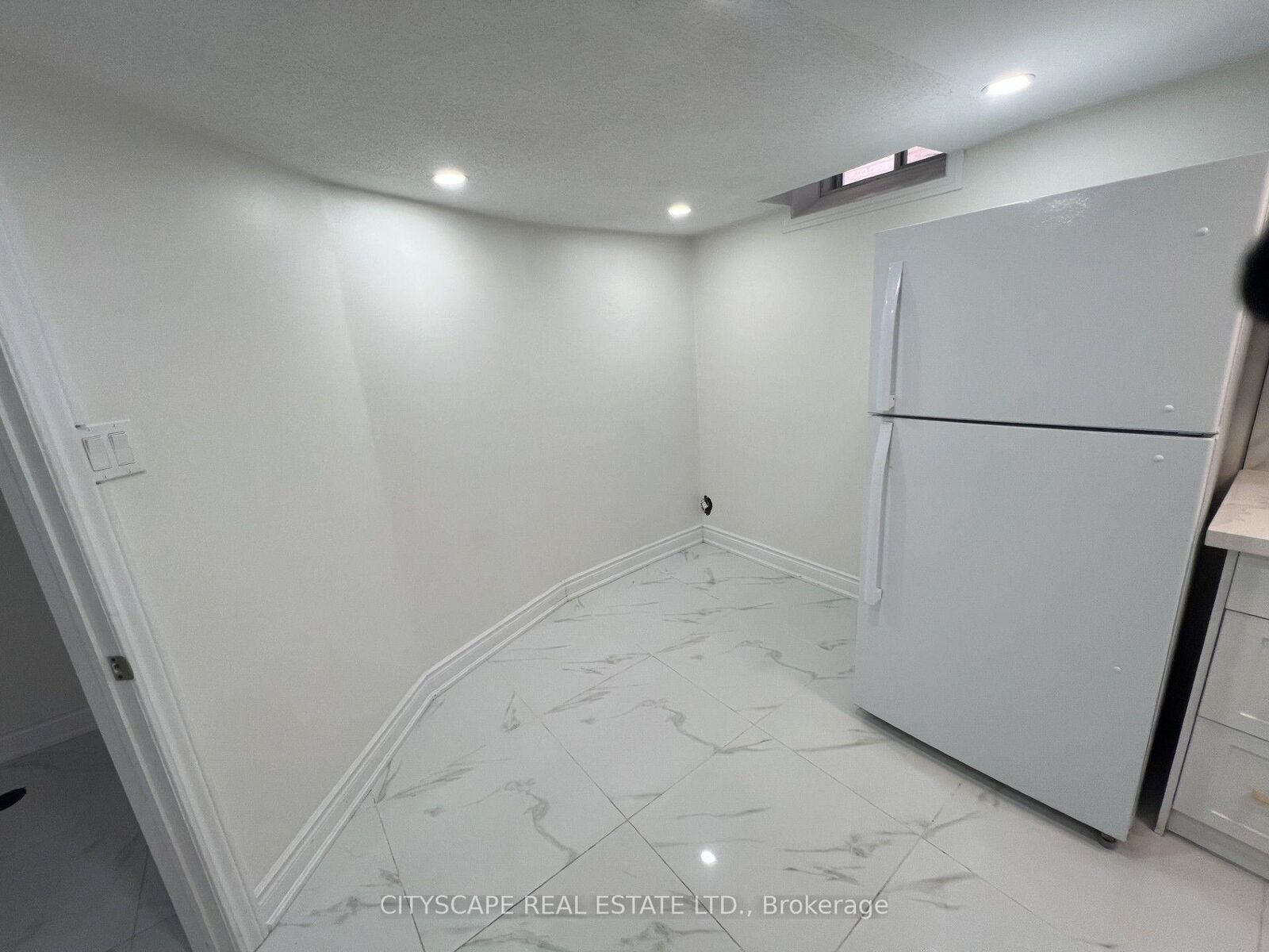 Photo de la propriété: 637 Dolly Bird Lane Basement ON L5W 1G8