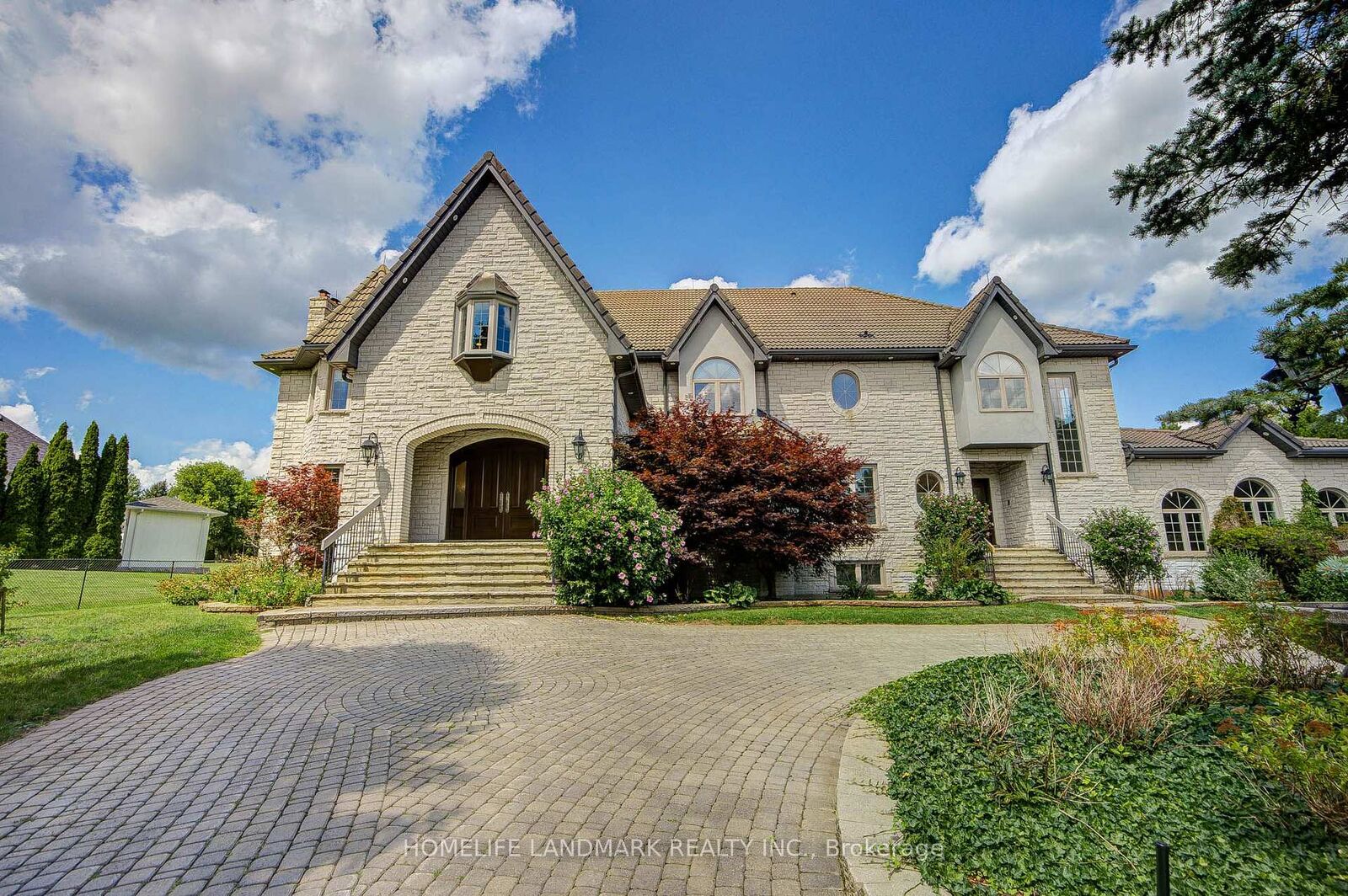 Property Photo: 21 Kensington Drive ON L4E 3M9