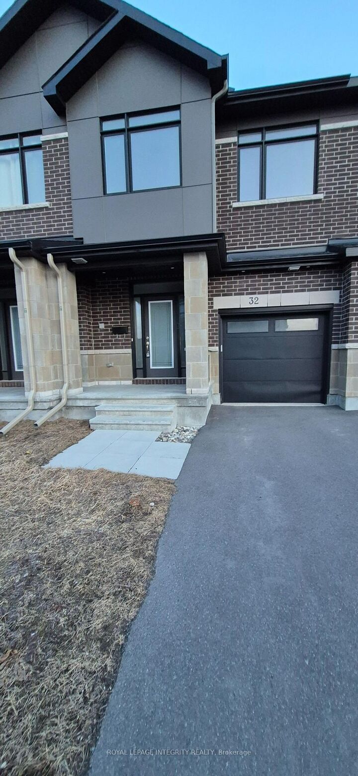 Property Photo:  32 Overberg Way  ON K2S 2S9 