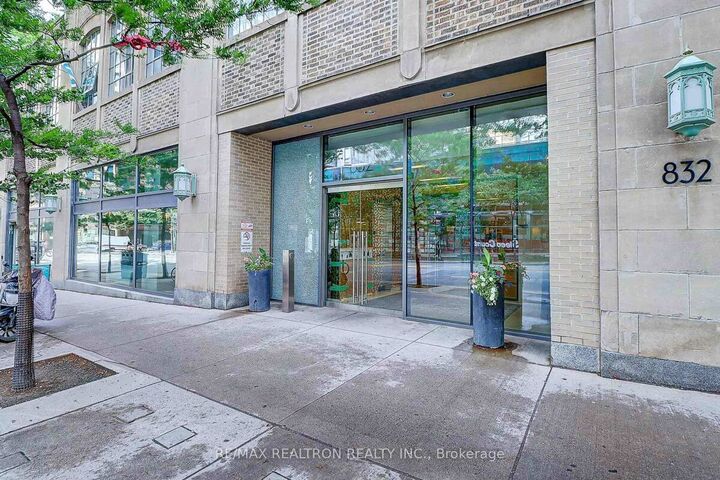 Property Photo: 832 Bay Street 3201 ON M5S 1Z6